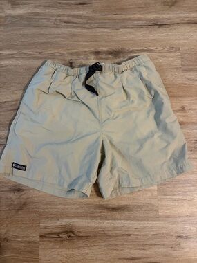 Vintage Columbia Men's Khaki Outdoor Cargo Shorts with Elastic Waist